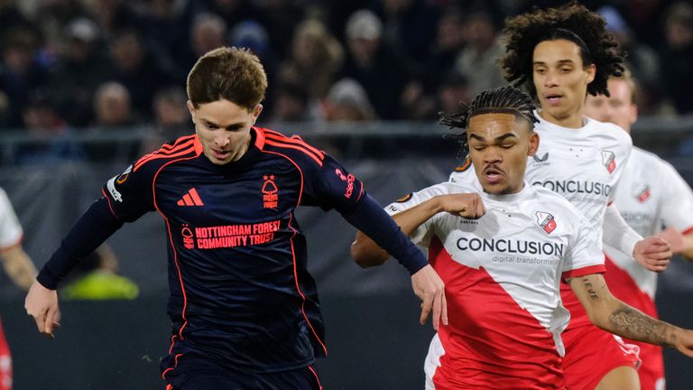 Nottingham Forest's James McAtee, center, duels for the ball with Utrecht's Alonzo Engwanda during the Europa League opening phase soccer match between Utrecht and Nottingham Forest, in Utrecht, Netherlands, Thursday, Dec. 11, 2025. (AP Photo/Patrick Post)