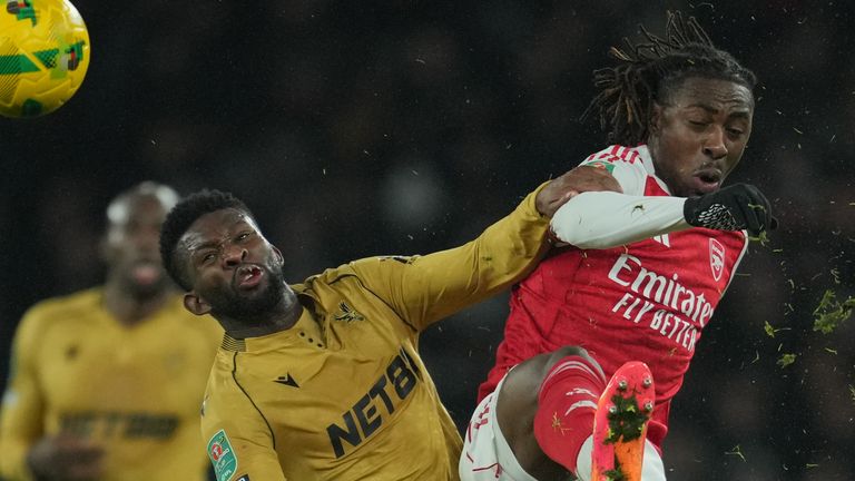 Crystal Palace's Jefferson Lerma, left, and Arsenal's Eberechi Eze fight for the ball during the English Football League Cup quarter-final soccer match between Arsenal and Crystal Palace in London, Tuesday, Dec. 23, 2025. (AP Photo/Kin Cheung)
