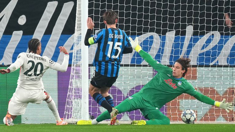 Chelsea's Joao Pedro, left, scores the opening goal past Atalanta's goalkeeper Marco Carnesecchi during the Champions League opening phase soccer match between Atalanta and Chelsea, in Bergamo, Italy, Tuesday, Dec. 9, 2025. (AP Photo/Antonio Calanni)
