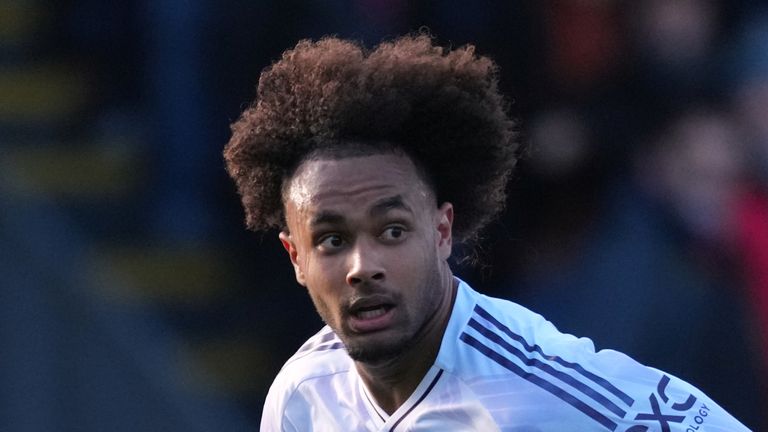 Joshua Zirkzee wants to stay at Man Utd amid interest from Roma