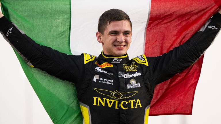 Leonardo Fornaroli comemora a conquista do título de F2025 de 2 no Catar