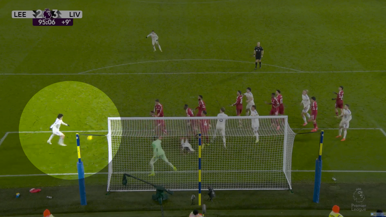 Ao Tanaka dibiarkan bebas dari tendangan sudut untuk menyamakan kedudukan bagi Leeds dalam hasil imbang 3-3