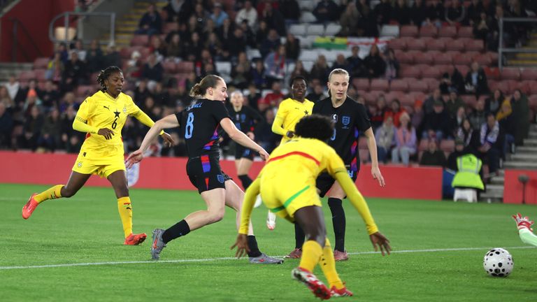 लूसिया केंडल का गोल इंग्लैंड के लिए उनकी पहली सीनियर स्ट्राइक थी