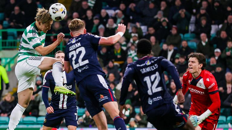 ग्लासगो, स्कॉटलैंड - 03 दिसंबर: 03 दिसंबर, 2025 को ग्लासगो, स्कॉटलैंड में सेटलिक पार्क में सेल्टिक और डंडी के बीच विलियम हिल प्रीमियरशिप मैच के दौरान सेल्टिक के डेज़ेन माएडा ने स्कोर 1-0 कर दिया। (फोटो क्रेग विलियमसन/एसएनएस ग्रुप द्वारा)