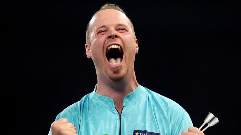 Max Hopp venceu no retorno ao palco do Alexandra Palace após uma ausência de cinco anos no Campeonato Mundial de Dardos