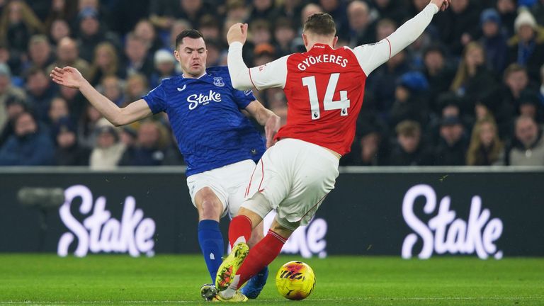 Everton's Michael Keane and Arsenal's Viktor Gyoekeres compete for the ball (AP Photo/Ian Hodgson)