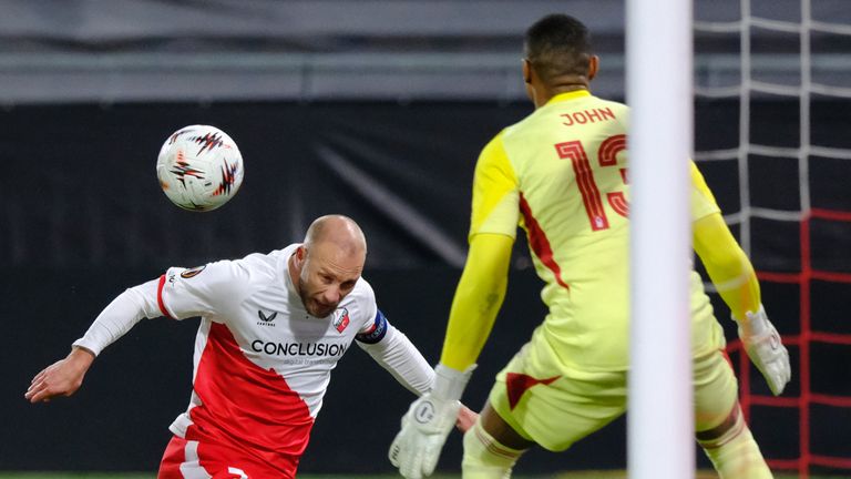 Utrecht's Mike van der Hoorn, left, scores his side's opening goal during the Europa League opening phase soccer match between Utrecht and Nottingham Forest, in Utrecht, Netherlands, Thursday, Dec. 11, 2025. (AP Photo/Patrick Post)