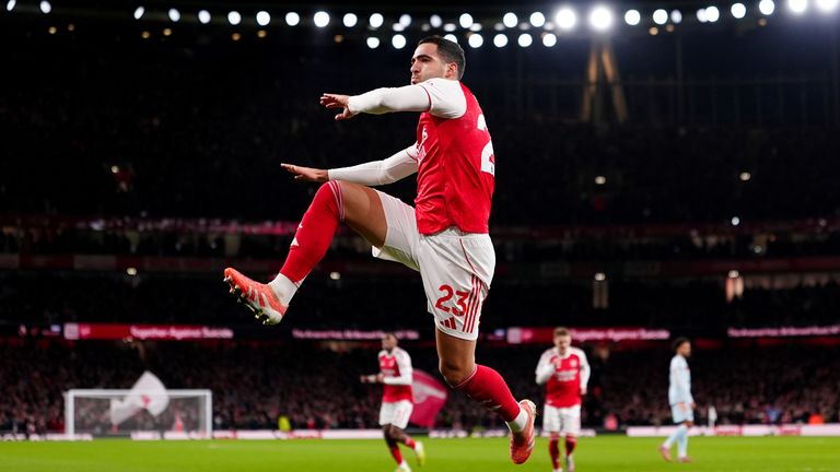 Mikel Merino del Arsenal celebra después de darles la ventaja