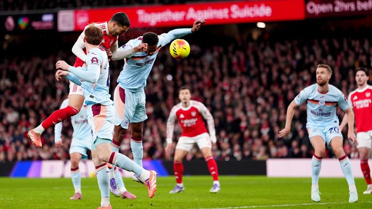 मिकेल मेरिनो आर्सेनल के शीर्ष पर हैं