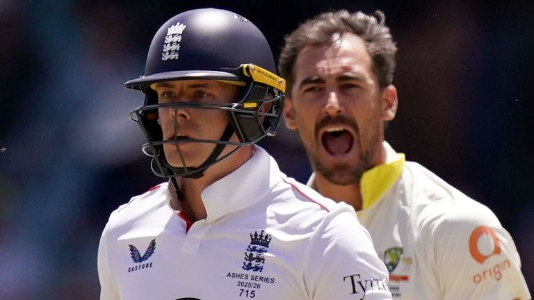 Mitchell Starc comemora a conquista do postigo de Jamie Smith no terceiro teste