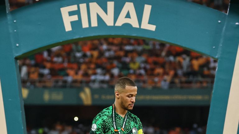 El defensa número 5 nigeriano William Troost-Ekong reacciona en el podio tras su derrota al final de la final de fútbol de la Copa Africana de Naciones (CAN) 2024 entre Costa de Marfil y Nigeria en el estadio olímpico Alassane Ouattara en Ebimpe, Abidjan, el 11 de febrero de 2024. (Foto de FRANCK FIFE / AFP)
