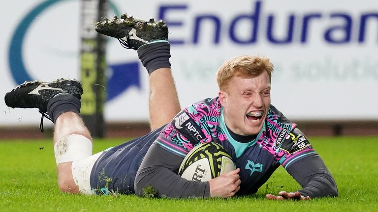 Iestyn Hopkins, do Ospreys, marca o primeiro try durante a partida da EPCR Challenge Cup no Swansea.com Stadium em 2024