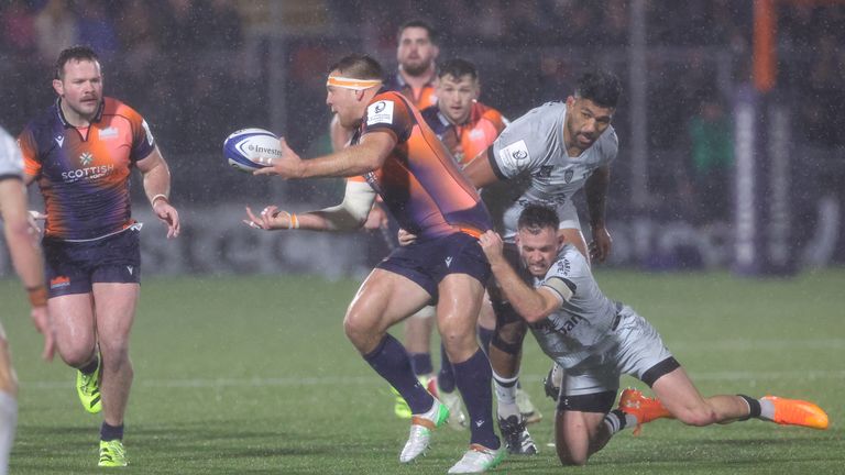 Paul Hill, de Edimburgo, descarrega a bola ao ser abordado por Ben White, de Toulon, durante a partida da Investec Champions Cup