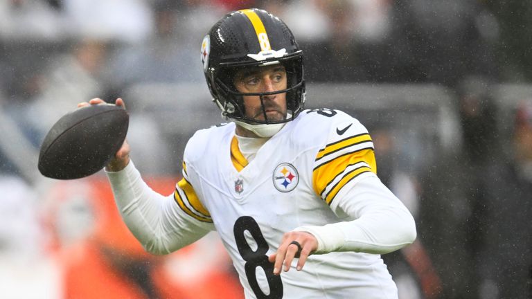 Pittsburgh Steelers quarterback Aaron Rodgers throw a pass against the Cleveland Browns (AP Photo/David Richard)