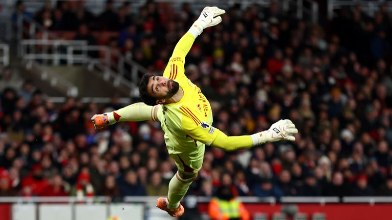 David Raya makes a spectacular save to deny Yankuba Minteh 