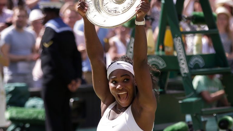 Serena Williams sostiene el trofeo tras ganar la final individual femenina de Wimbledon en 2015.