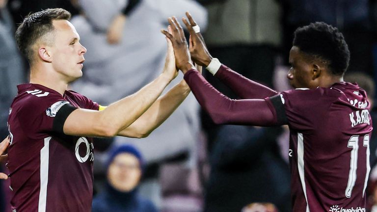 एडिनबर्ग, स्कॉटलैंड - 03 दिसंबर: हार्ट्स के लॉरेंस शैंकलैंड (बाएं) ने 03 दिसंबर, 2025 को एडिनबर्ग, स्कॉटलैंड में टाइनकैसल पार्क में हार्ट ऑफ मिडलोथियन और किल्मरनॉक के बीच विलियम हिल प्रीमियरशिप मैच के दौरान पियरे लैंड्री काबोर के साथ स्कोरिंग करके स्कोर 1-0 करने का जश्न मनाया। (फोटो मार्क स्केट्स/एसएनएस ग्रुप द्वारा)