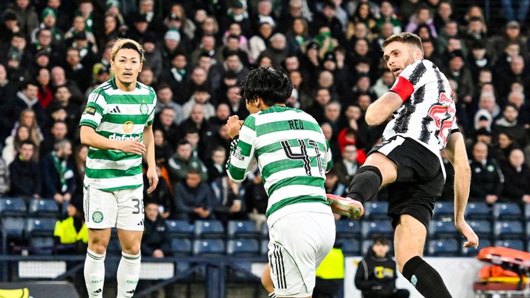GLASGOW, ESCÓCIA - 14 DE DEZEMBRO: Marcus Fraser do St Mirren marca para fazer 1 a 0 durante uma partida final da Premier Sports Cup entre St Mirren e Celtic no Barclays Hampden, em 14 de dezembro de 2025, em Glasgow, Escócia. (Foto de Paul Devlin / Grupo SNS)