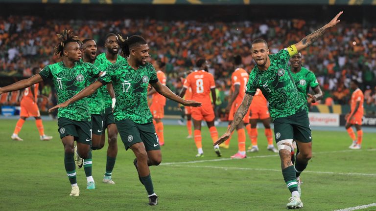 El defensa número 5 nigeriano William Troost-Ekong celebra con sus compañeros después de marcar el primer gol de su equipo durante la final de fútbol de la Copa Africana de Naciones (CAN) 2024 entre Costa de Marfil y Nigeria en el Estadio Olímpico Alassane Ouattara en Ebimpe, Abidjan, el 11 de febrero de 2024. (Foto de DANIEL BELOUMOU OLOMO / AFP)