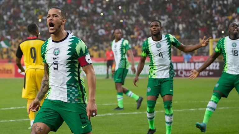 William Troost-Ekong de Nigeria celebra después de anotar un penalti contra Ghana en el partido de vuelta de las eliminatorias para la Copa Mundial Qatar 2022 en el estadio Moshood Abiola, Abuya, Nigeria, el martes (2 de marzo). 29 de septiembre de 2022. Ghana se convirtió en el primer equipo africano en clasificarse para el Mundial de Qatar después de un empate 1-1 contra Nigeria en el partido de vuelta de las eliminatorias el martes para avanzar gracias a los goles a domicilio. (Foto AP/Sunday Alamba)