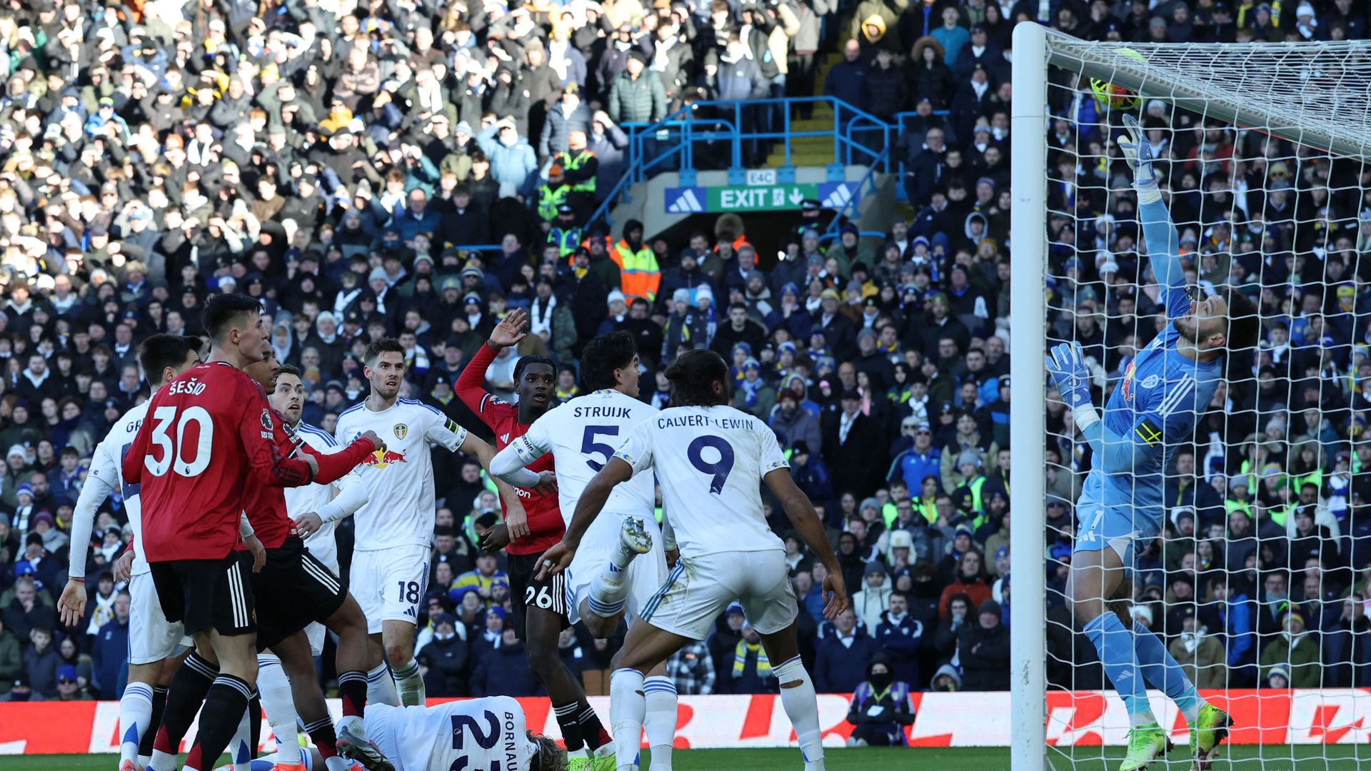 Yoro goes close for Man Utd against Leeds LIVE!