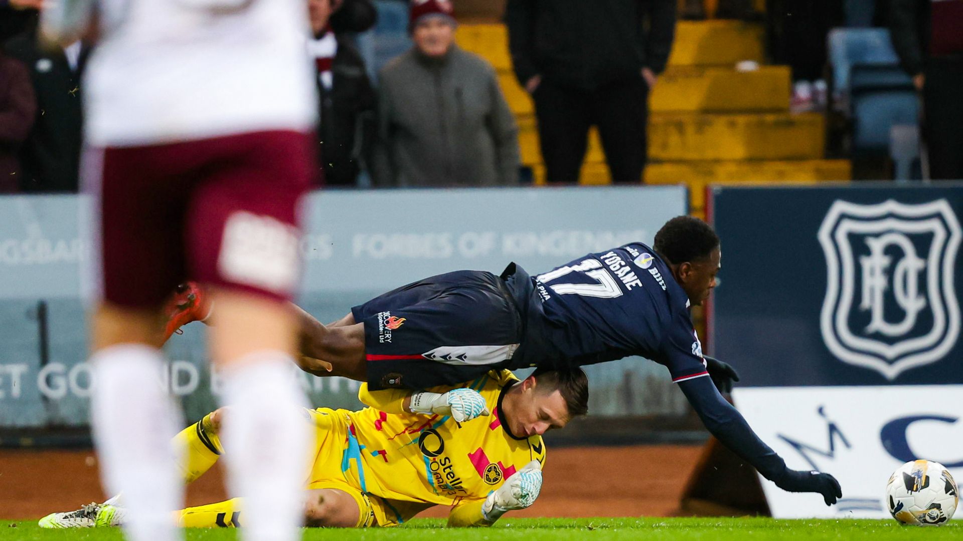 Hearts lead Dundee but keeper Schwolow sent off LIVE! & highlights
