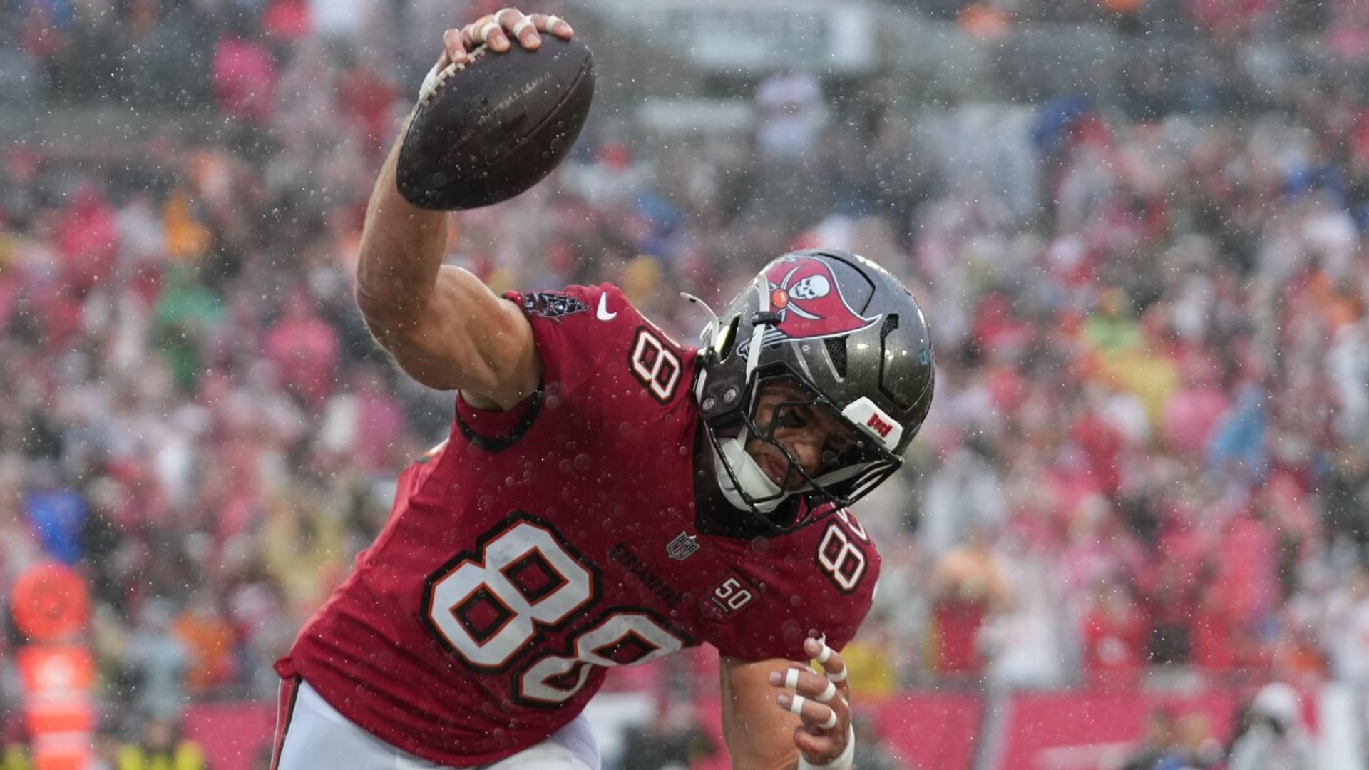 Bucs keep NFL play-off hopes alive by beating Panthers