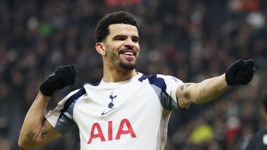 Dominic Solanke célèbre après avoir doublé l'avance des Spurs