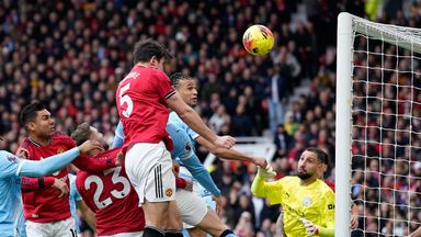 Harry Maguire se dirige vers la barre à bout portant (AP Photo/Dave Thompson)
