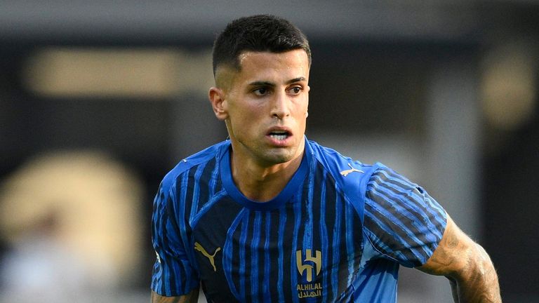 Joao Cancelo di Al-Hilal durante la partita di calcio del Gruppo H della Coppa del mondo per club tra Salisburgo e Al Hilal.