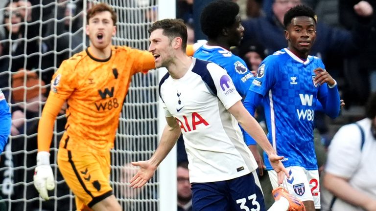 Tottenham Hotspur's Ben Davies (centre) celebrates scoring
