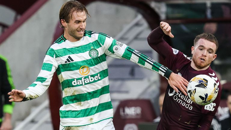 मार्क लिओनार्ड (आर) ने सेल्टिकविरुद्ध हार्ट्समध्ये पदार्पण केले