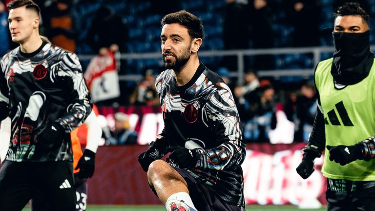 Bruno Fernandes warms up before kick-off