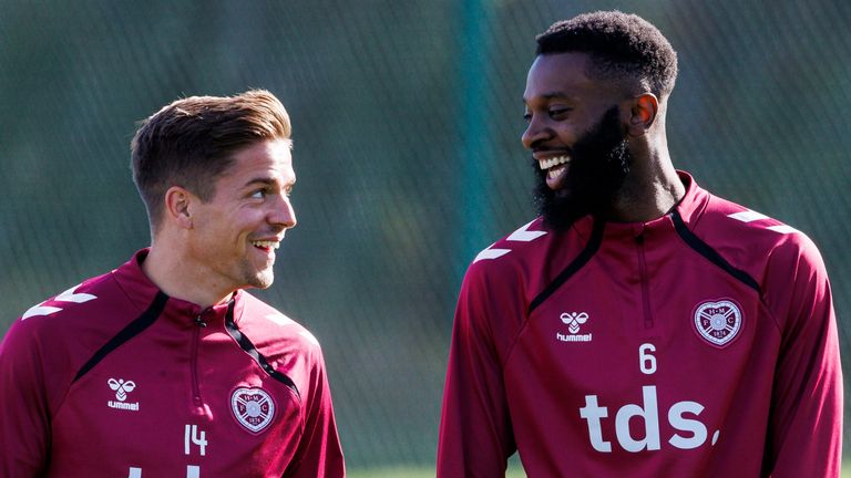 Hearts sarà senza centrocampisti Cammy Devlin (L) e Beni Baningame contro il Celtic
