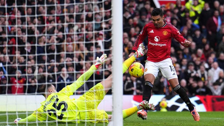 Casemiro misses a chance to give Man Utd the lead