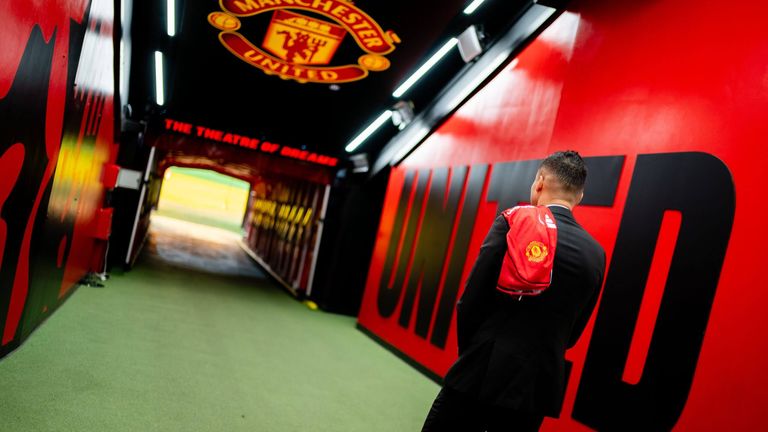 Casemiro caminha no túnel de Old Trafford.  Ash Donelon/Manchester United via Getty Images