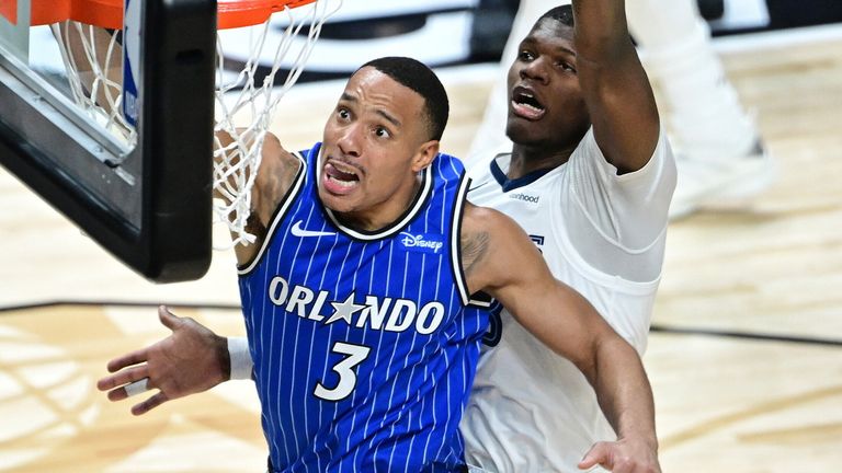 Cedric Coward (right) guards Desmond Bane at the NBA Berlin Game (TimGroothuis/picture-alliance/dpa/AP Images)