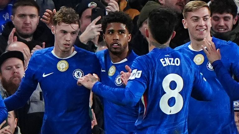 Cole Palmer celebra un gol con sus compañeros