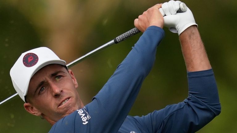 David Puig de España hace el primer golpe en el hoyo 4 durante la ronda final del Dubai Desert Classic en los Emiratos Árabes Unidos, el domingo 25 de enero de 2026. (Foto AP/Altaf Qadri)