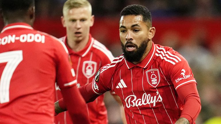 Douglas Luiz do Nottingham Forest em ação durante uma partida da UEFA Europa League no City Ground