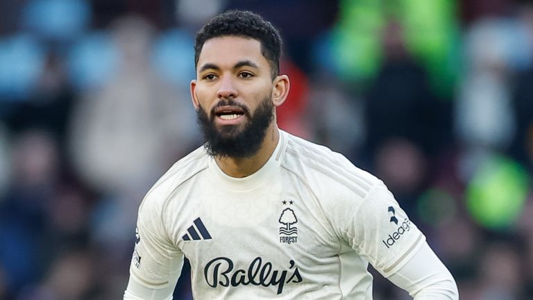 Nottingham Forest forması giyen Douglas Luiz, Villa Park'taki Premier Lig maçında