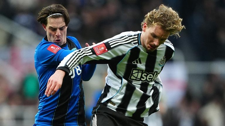 Alex Scott and Nick Woltemade battle for the ball 