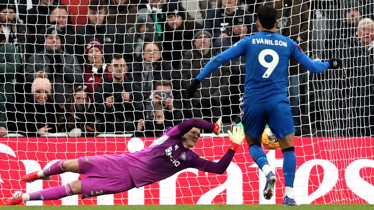 Evanilson fails to convert his penalty in the shootout at Newcastle