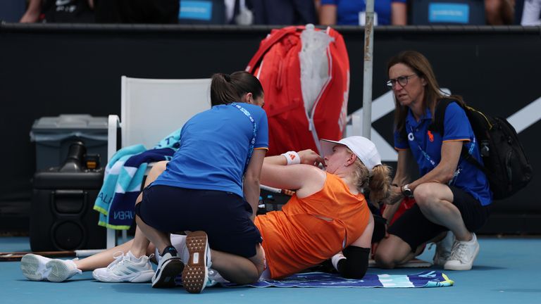 Fran Jones, da Grã-Bretanha, recebe tratamento médico na primeira rodada de simples feminino contra Linda Klimovicova, da Polônia, durante a