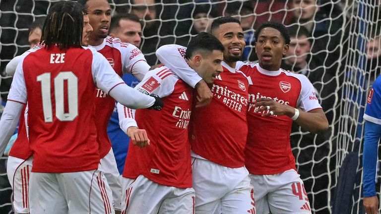 Gabriel Martinelli está de parabéns após o segundo gol do Arsenal em Portsmouth