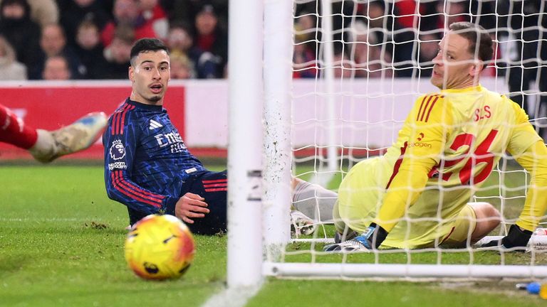 Gabriel Martinelli misses a chance to put Arsenal in front