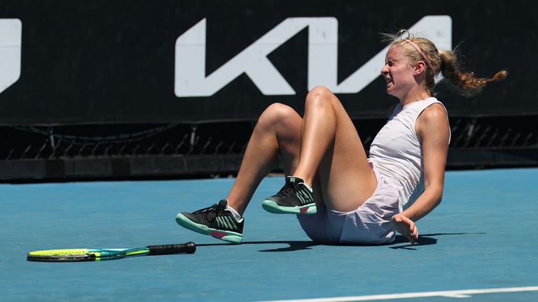 Hollie Smart, da Grã-Bretanha, cai enquanto competia na primeira rodada individual feminina contra Azuna Ichioka, do Japão, durante o dia sete