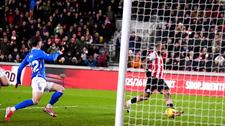 Brentford's Igor Thiago scores their side's first goal of the game during the Premier League match at Gtech Community Stadium, London. Picture date: Wednesday January 7, 2026. PA Photo. Photo credit should read: John Walton/PA Wire...RESTRICTIONS: EDITORIAL USE ONLY No use with unauthorised audio, video, data, fixture lists, club/league logos or "live" services. Online in-match use limited to 120 images, no video emulation. No use in betting, games or single club/league/player publications.