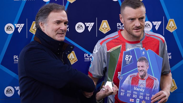 Jamie Vardy en la foto con el premio al Jugador del Mes de la Serie A