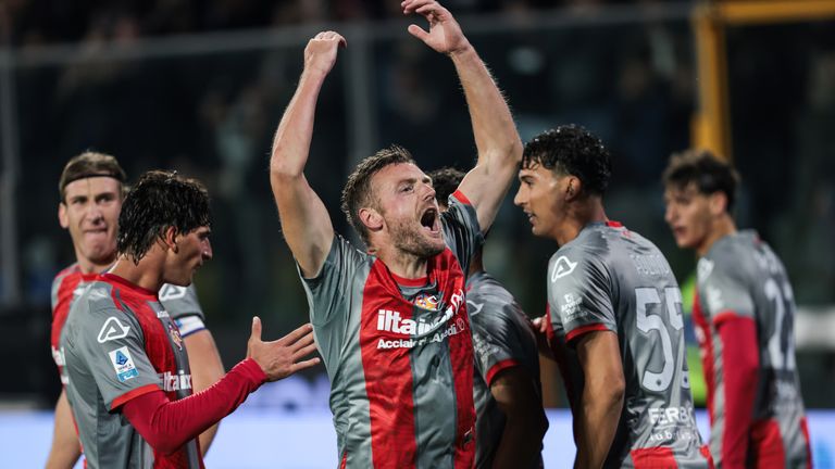Jamie Vardy del US Cremonese celebra tras anotar durante el partido de fútbol de la Serie A contra el Atalanta BC en Cremona, octubre de 2025.